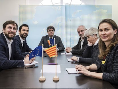 De izquierda a derecha, Comín, Torrent, Puigdemont, Puig, Ponsatí y Serret, en Bruselas en enero.