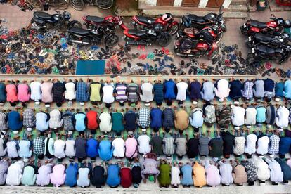 Musulmanes ofrecen las últimas oraciones congregacionales del viernes durante las celebraciones del Ramadán en una carretera en Agartala (India), el 31 de mayo de 2019. Desde la tarde del 4 de junio hasta la tarde del 5 de junio se celebrará el festival Eid al-Fitr que marca el final del mes de ayuno de Ramadán.
