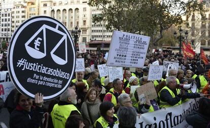 Cientos de personas concentradas en la plaza del Ayuntamiento de Valencia protestan contra la corrupci&oacute;n. 