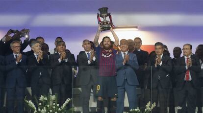 El capitán del FC Barcelona Leo Messi levanta el trofeo de campeón tras la final de la Supercopa de España.