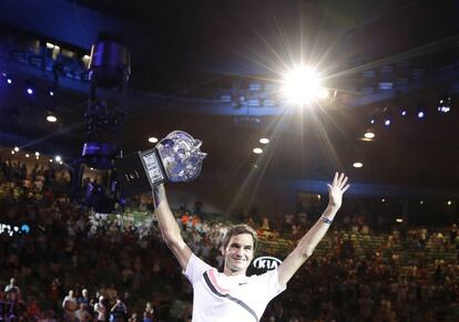 Roger Federer levante el trofeo del Open de Australia tras ganar al croata marin Cilic, el 28 de enero de 2018.
