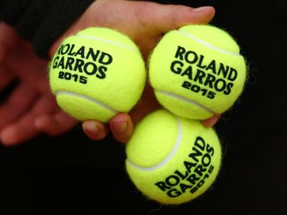 Un recogepelotas, durante una jornada de Roland Garros.