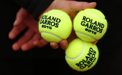 Un recogepelotas, durante una jornada de Roland Garros.