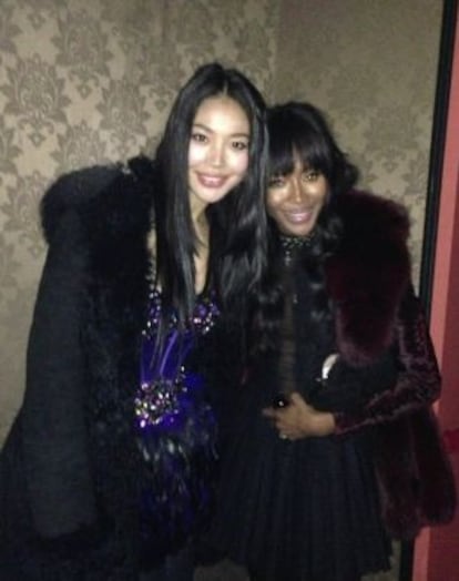 Luo Zilin, con Naomi Campbell, en una foto publicada en su Twitter.