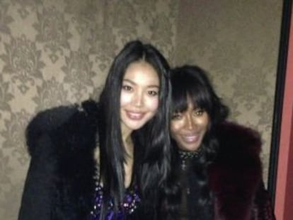 Luo Zilin, con Naomi Campbell, en una foto publicada en su Twitter.