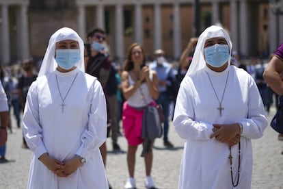 Dos monjas escuchan al papa Francisco en la plaza de San Pedro en el Vaticano. Francisco lamentó este domingo que la epidemia del coronavirus siga causando "muchas víctimas" en América Latina y expresó su cercanía con los pueblos de la región, durante la tradicional oración del ángelus en el Vaticano.