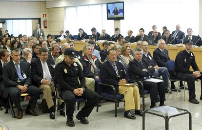 18 de abril de 2013. Muñoz, en la Audiencia Nacional, junto al exasesor urbanístico, Juan Antonio Roca, a su izquierda, durante el juicio por el caso Saqueo II sobre un desvío de al menos 41 millones de euros públicos.