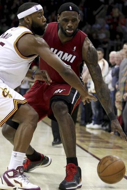 LeBron James y Baron Davis.