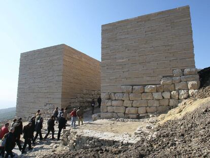 Visitantes entran por la puerta principal del yacimiento de Torreparedones.