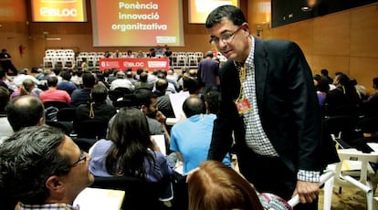 Enric Morera charlaba ayer con algunos delegados durante el congreso del Bloc.
