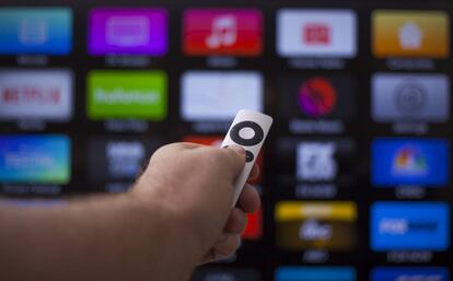 Un hombre navegando por las selecciones de canales de su Apple TV. GETTY IMAGES