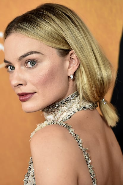 Raya al medio, pelo detrás de las orejas, melena cardada ligeramente y puntas agrupadas con una goma. La coleta que no es coleta y que podemos copiarle a Margot Robbie.