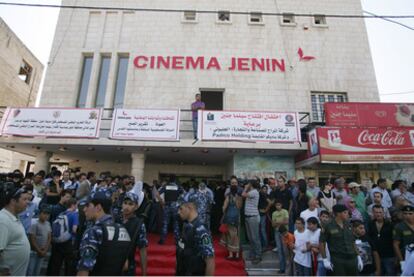 Palestinos a la puerta del cine Jenin el día de la inauguración.