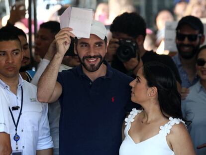 Nayib Bukele, muestra su papeleta junto a su esposa Gabriela Rodríguez durante las elecciones municipales en San Salvador.