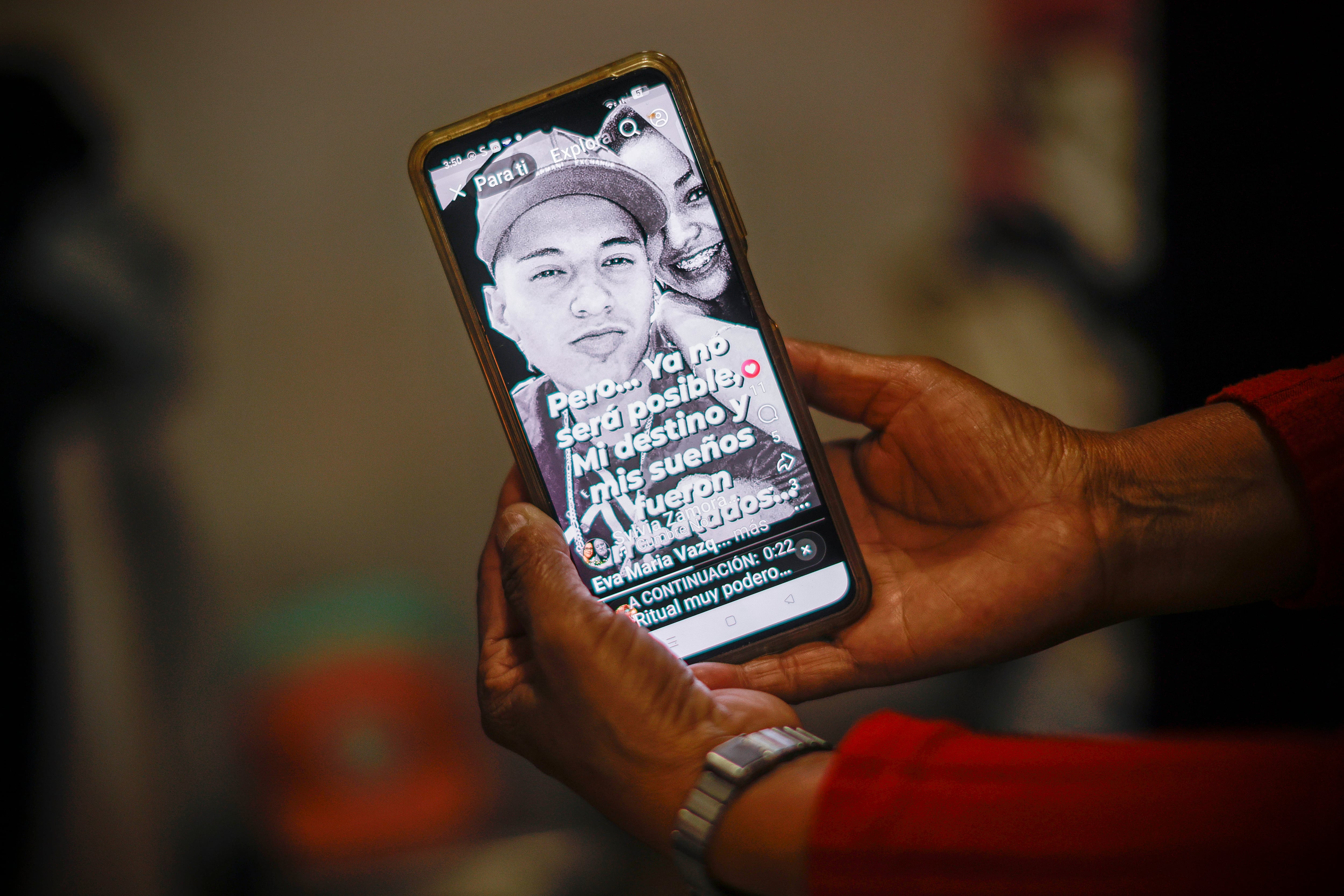 Eva muestra una foto de su hijo asesinado.