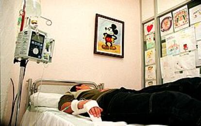 Un paciente recibe un tratamiento con inmunoglobulinas en el hospital infantil Vall d'Hebron.