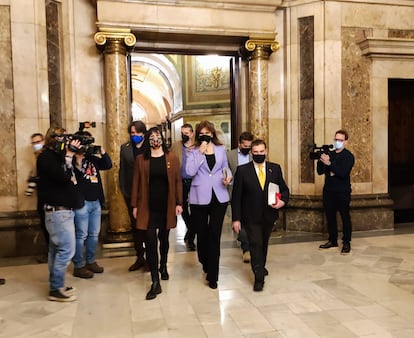 La presidenta del Parlament, Laura Borràs, en el centro, en el Parlament.