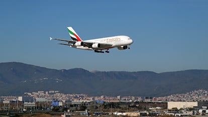 Un avión de Fly Emirates antes de aterrizar en Barcelona (España), en enero.