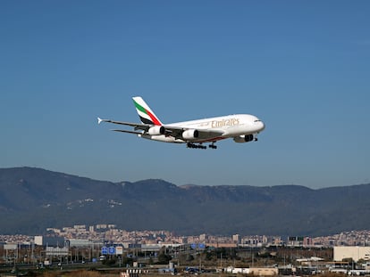 Un avión de Fly Emirates antes de aterrizar en Barcelona (España), en enero.