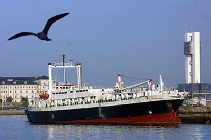 El buque <i>Spiridon,</i> atracado en el puerto de A Coruña.