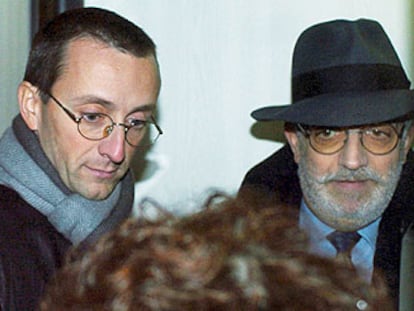 Giovanni Bonici, ex presidente de Parmalat Venezuela (izquierda), llega a Parma con su abogado Antonio Tuccari.