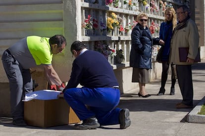 Los familiares de un presunto bebé robado asisten a su exhumación en Málaga, en 2012.