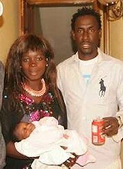 Modou con su familia.