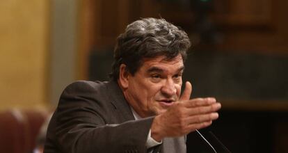 El ministro de Seguridad Social, Inclusión y Migraciones, José Luis Escrivá, interviene durante una sesión de control al Ejecutivo