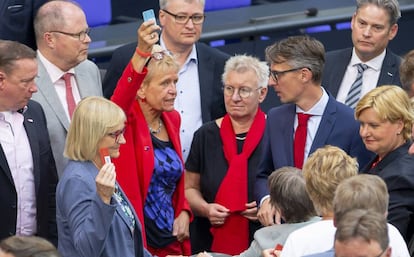 Miembros del Parlamento alemán votan el viernes un paquete legislativo sobre migración, en Berlín.