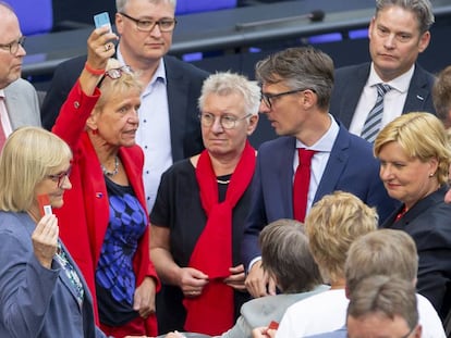Miembros del Parlamento alemán votan el viernes un paquete legislativo sobre migración, en Berlín. 