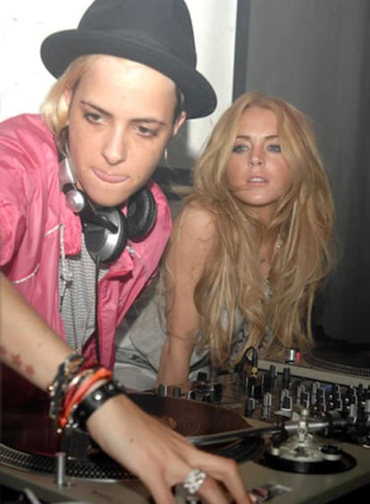 La joven actriz de 22 años Lindsay Lohan, de quien se dice está comprometida para casarse con la DJ Samantha Ronson, se ha enfrentado a un policía de Los Ángeles que la ha llamado <i>gay</i>. No es que la chica haya desmentido su condición sexual, sino que lo ha llamado "entrometido", por opinar de lo que "no le importa". William Bratton, el policía en cuestión, había dicho: "Britney Spears volvió a llevar ropa y a comportarse, Paris Hilton está fuera de la ciudad y no molesta a nadie y Lindsay Lohan se ha vuelto gay, no hay problemas".