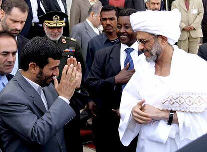 Mahmud Ahmadineyad (izquierda) es recibido ayer en Sudán por el consejero presidencial Gazi Slah-Addin.