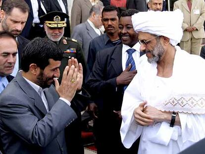 Mahmud Ahmadineyad (izquierda) es recibido ayer en Sudán por el consejero presidencial Gazi Slah-Addin.