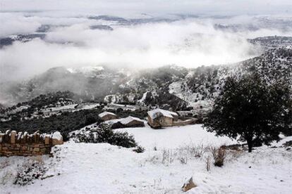 La comarca de Els Ports amaneció ayer cubierta de nieve y con abundantes bancos de niebla.