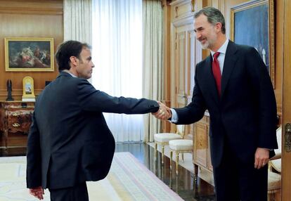 Felipe VI saluda al diputado de En Comú Podem en el Congreso, Jaume Asens, este jueves.