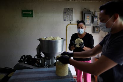 Fernando Lozano Galicia y  Martha Hernandez Carrillo trabajan en la tortilleria   "Tortillas La Abuela," en Ciudad de México.