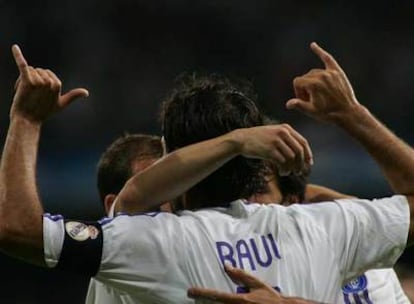 Raúl celebra su gol.