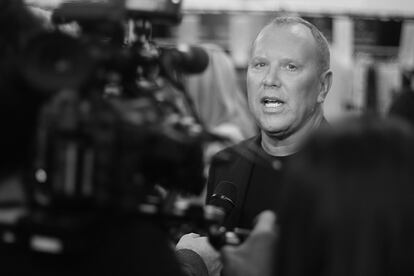 Michael Kors, momentos antes de empezar su desfile, en el backstage de Mercedes Benz Fashion Week.