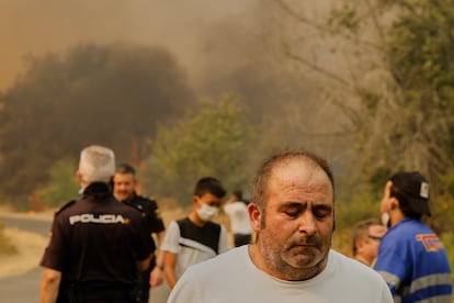 Un hombre frunce el ceño durante el incendio forestal en Santa Baia de Montes, este jueves.