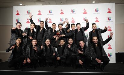 La banda Los Recoditos posan para una fotografía después de recibir el premio al Mejor Álbum de Banda por su disco 'Los Gustos Que Me Doy'.