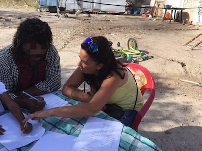La trabajadora social Mamen Roca, en uno de los talleres organizados en la intervención integral del asentamiento de chabolas de la Alquería de las Moreras, con una de las personas que han podido ser realojadas en viviendas sociales.