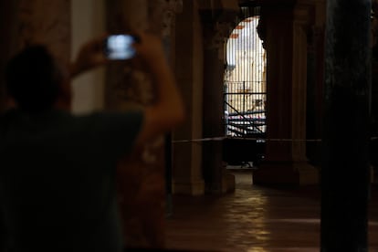 Un turista fotografía la zona acotada y afectada por el incendio.