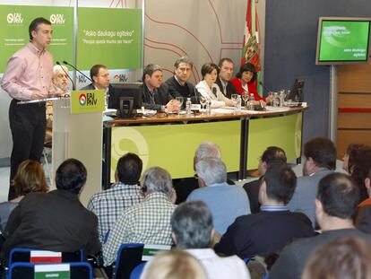 El presidente del EBB, Iñigo Urkullu, se dirige a cargos y afiliados del PNV durante una asamblea en la sede de Sabin Etxea.