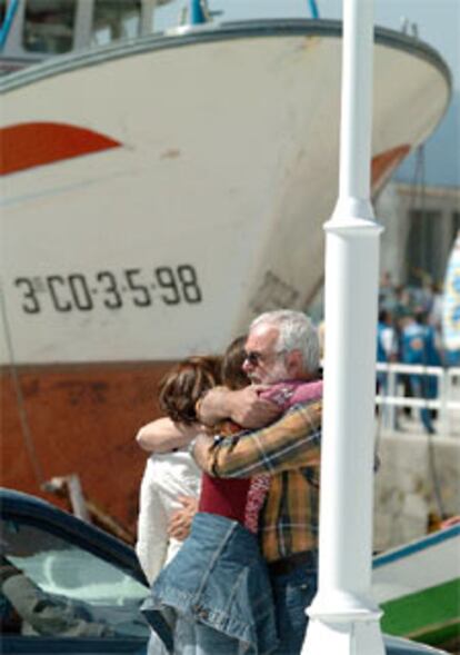 Familiares de los marineros del pesquero <i>O Bahía</i> se consuelan en el puerto de Corme, a donde los servicios de salvamento trasladaron los cuerpos tras el naufragio del buque frente a la Costa de la Muerte.