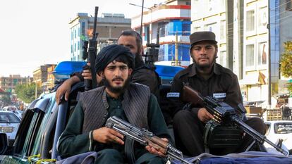 Miembros de las fuerzas de seguridad de los talibanes patrullaban el sábado el lugar de un atentado con bomba cometido en Kabul que dejó al menos 12 muertos y docenas de heridos, según fuentes policiales.