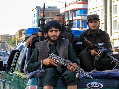 Miembros de las fuerzas de seguridad de los talibanes patrullaban el sábado el lugar de un atentado con bomba cometido en Kabul que dejó al menos 12 muertos y docenas de heridos, según fuentes policiales.
