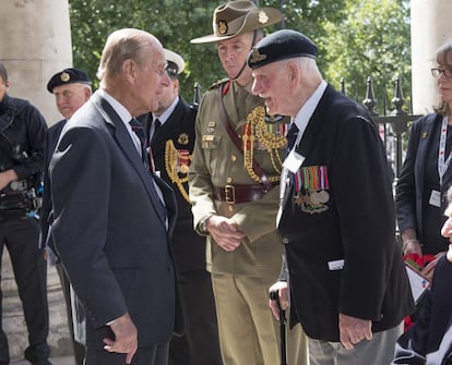 El príncipe Felipe, duque de Edimburgo saluda al veterano George Reynolds.