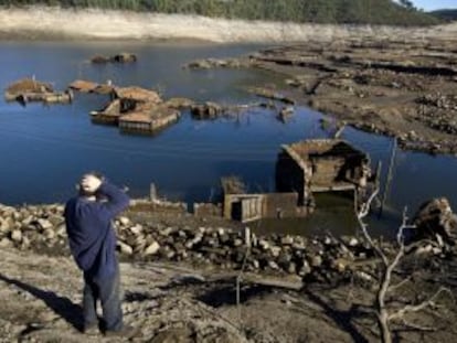 Un vecino de Lobios contempla los restos de la parte m&aacute;s baja del pueblo de Aceredo.