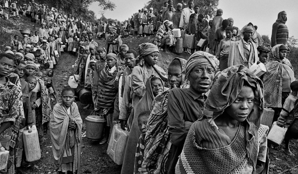Refugiados ruandeses esperan en filas para la distribución de agua en 1994, cerca del campamento de Kibumba. Goma, Zaire. Créditos: Sebastião Salgado 