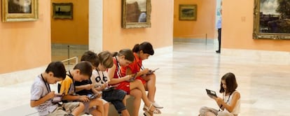 Varios ni&ntilde;os realizan una actividad en el Thyssen.